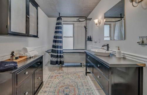 City Oasis Awaits Cozy DT Home With Hot Tub Vikings - Foto 21