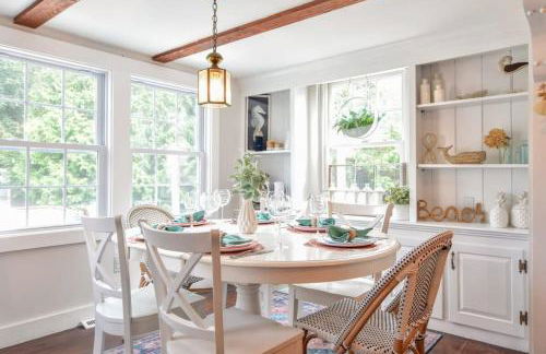 Antique Dennis getaway with firepit & EV charger Dog friendly - Foto 2