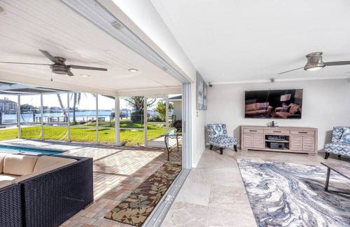 Luxe Private Waterfront Getaway with Pool in Ozona - Foto 16