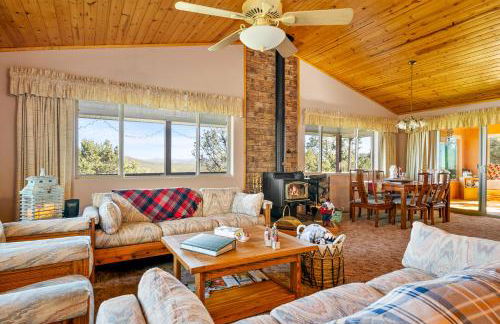 Breathtaking Cabin Backing the National Forest - Foto 8