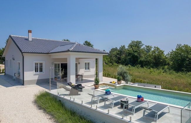 Modern Villa With Swimming Pool and Fenced Garden - Photo 18