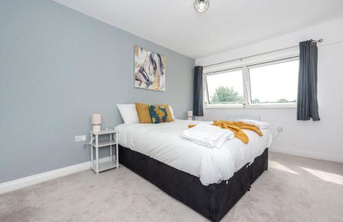 Beautiful Orpington Home w Pool Table and Driveway - Photo 63