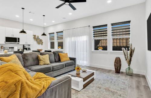 Dallas Escape w/ Rooftop + Yard • Sleeps 10 - Foto 1