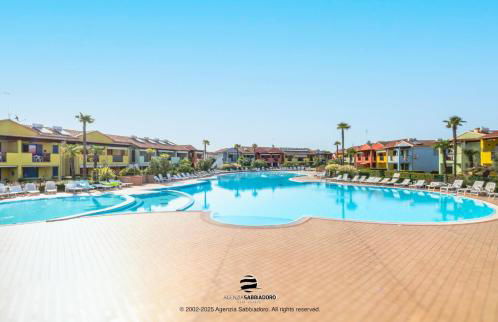 Exclusive Pool Access, 2 floors, Balcony View, Parking - Foto 10