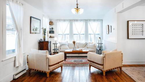 The Swiss Hill Farmhouse - 5 Bedrooms w Hot Tub - Foto 3