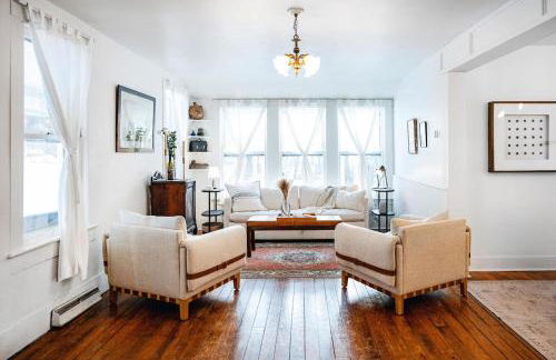 The Swiss Hill Farmhouse - 5 Bedrooms w Hot Tub - Foto 3