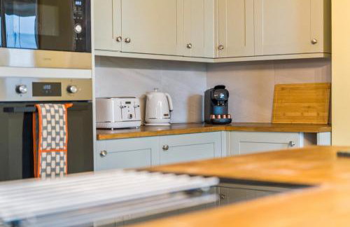 #111 New Farm with hot tub and Sauna - Sleeps 18 - Near Elmore Park - " Perfect for Contractors and Families - Parking space for 10 cars" - Foto 33