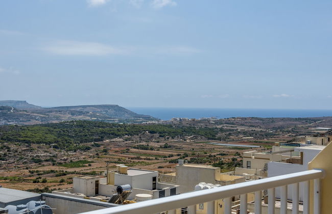 Summer Breeze Penthouse with large Terrace and Hot Tub by Getaways Malta - Foto 36