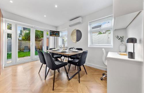 AC & Private Drive Stylish 4BR 5 Beds 8 Guests Wifi And Parking - Photo 14