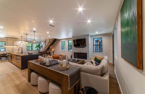 Spectacular New 4BR Townhome: Garage, Jacuzzi, BBQ - Photo 5
