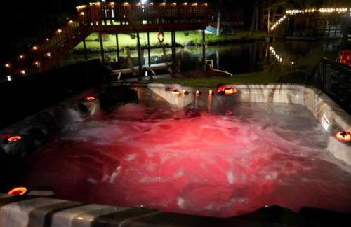 Massive lakefront home with HOT TUB - Foto 61