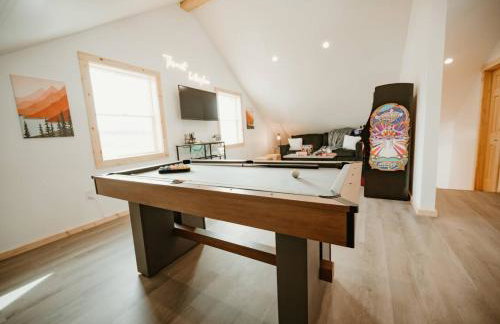 New Cabin Pet Friendly With A Game Room And King Beds - Foto 51
