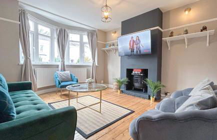 Promo Rate - New Malden 3BDR House with Garden & FREE Parking near Raynes Park, Kingston upon Thames & Wimbledon by NourNest Apartments - Foto 1