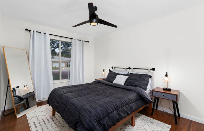 High End Home w Pool Hot Tub Gameroom - Photo 10