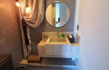 Sobrado com piscina, banheira e garagem coberta. - Foto 31