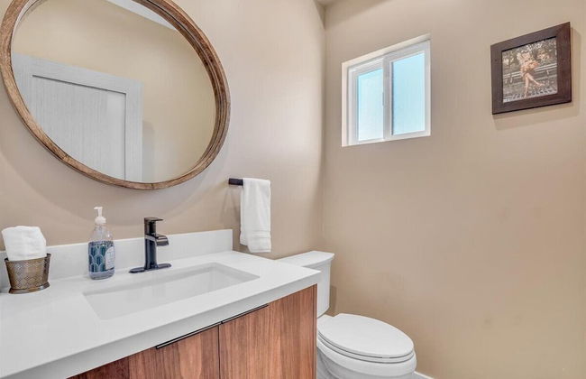 Luxurious Townhome - Photo 30