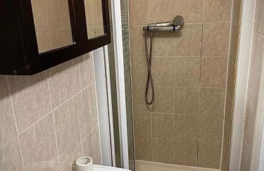 Modern Studio with Free Parking Near City Airport and ExCeL - Foto 8