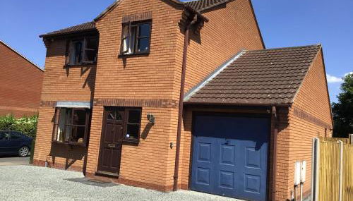 Stunning Fir Tree Corner 3 bedroom detached Executive house ideal wedding guest family home with free drive way CCTV parking for 2 vehicles or LWB Van M5 1 mile away dogs welcome by prior arrangement - Foto 5