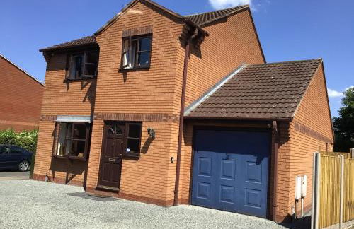 Stunning Fir Tree Corner 3 bedroom detached Executive house ideal wedding guest family home with free drive way CCTV parking for 2 vehicles or LWB Van M5 1 mile away dogs welcome by prior arrangement - Foto 5
