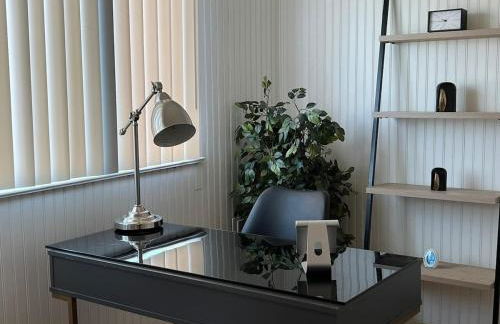 The B&W Haven 5BR Home with yard theater - Foto 50