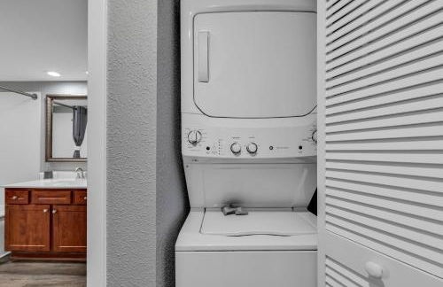 Ocean View 1BR Condo with Private Balcony - Foto 42