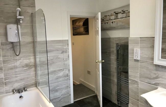 Stylish 3 Bedroom House Only 5 Mins From M6/m58 - Photo 13