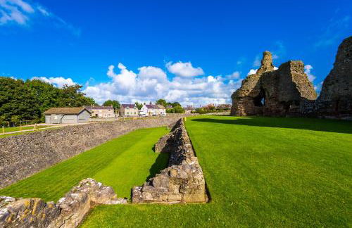 Castle Views cottage in historic village & woodfired hot tub - Photo 32
