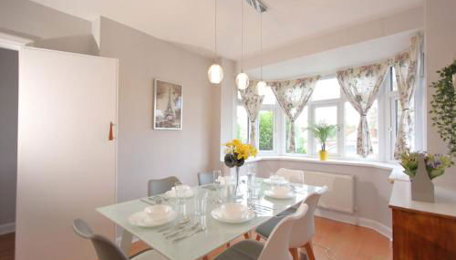 3 Bedroom 2 Bathroom Bungalow by CozyNest - Foto 3