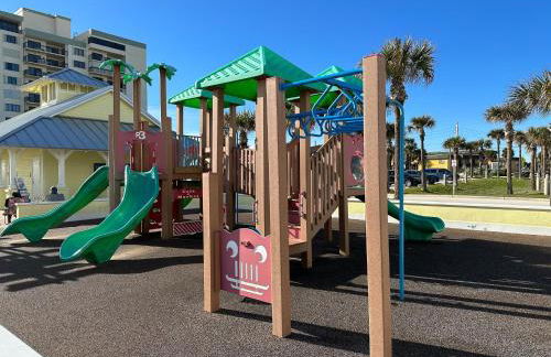 Beach views with top complex amenities and covered parking! - Foto 26