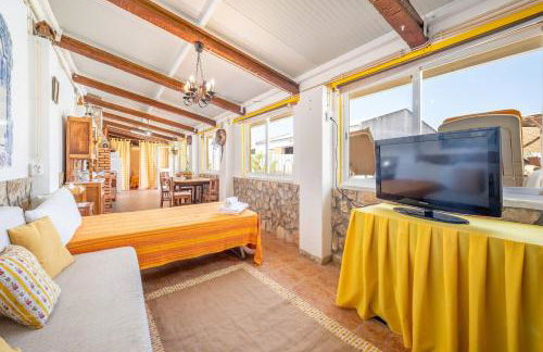 Eclectic oasis with poolside charm in Arranhó - Foto 6