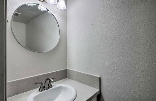 Central Bakersfield Townhome with Private Patio - Foto 11