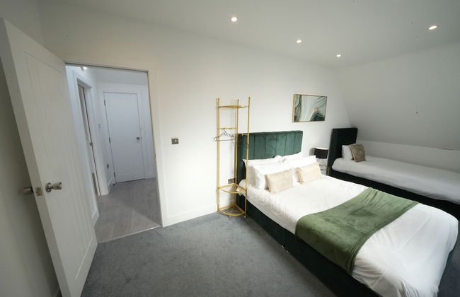 Heathrow Charge and Go - Photo 1