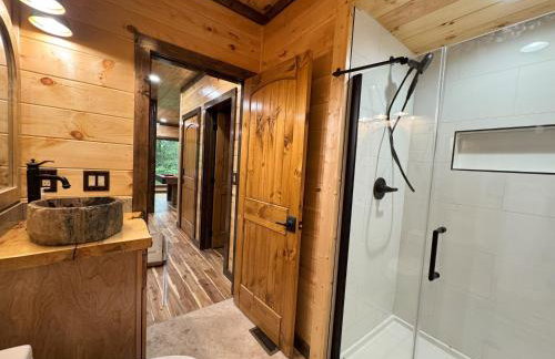 Luxe Cabin with Game Room, Hot Tub & Firepit - Foto 30