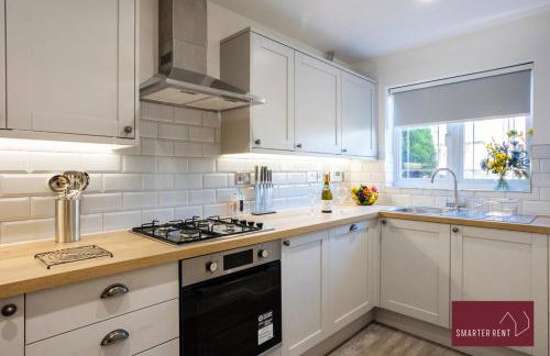 Woking 2 Bedroom House Parking Garden - Photo 5