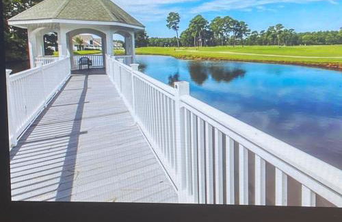 First Class Treatment Luxurious end unit Patio Pool Restaurant Bar on premises Steps away from Everything else! Spacious Condo Stocked with all You Need! - Foto 79