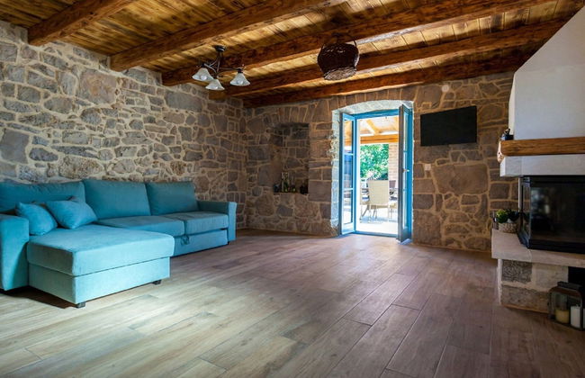 Gorgeous Villa With Private Swimming Pool and Covered Terrace - Photo 6