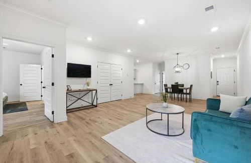 Chic 2BR2BA Home Great Location - Photo 8