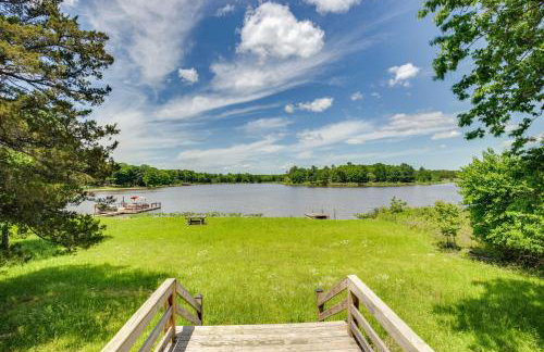 Cabin on Lake Raymond Gary with Dock, Grill and Views! - Foto 3