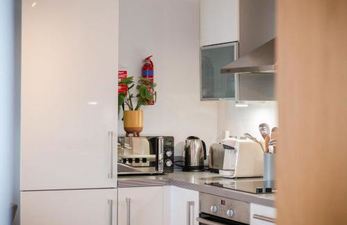 The Vizion serviced apartments from Pincott Properties - free parking, private balcony, and WiFi - Photo 67