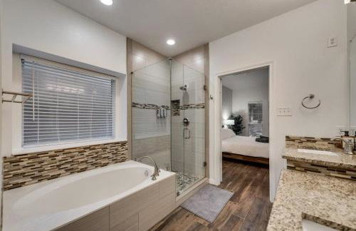 Modern and Luxury DFW Mansion with Backyard Oasis - Foto 18