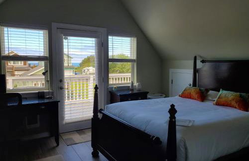 Sunkissed 3BR beach getaway - dog-friendly fenced yard, firepit, glimpse ocean views, near beach access, sleeps 8 - Foto 6