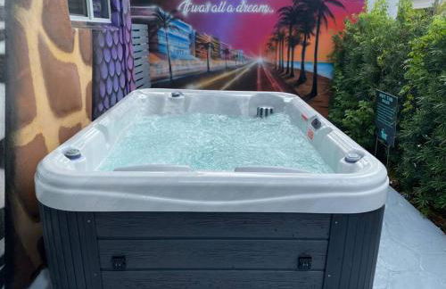 Cozy & Colorful Miami Art Canvas w/HotTub & Murals - Foto 6