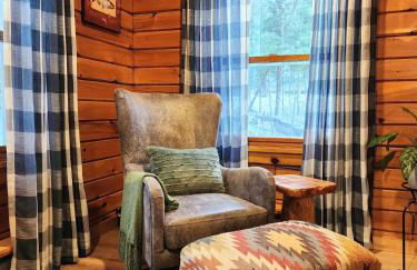 Stylish Forest Lodge with Large Hot Tub, Firepit and Fireplace minutes to Gore Mountain - Foto 62