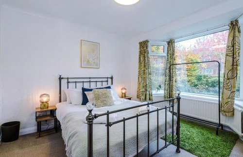 4 Bed House - Sleeps 8 - Free Parking - Manchester - Foto 1