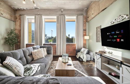 The Magnolia - Farmhouse Loft - Sleeps 10 - Valet - Foto 12