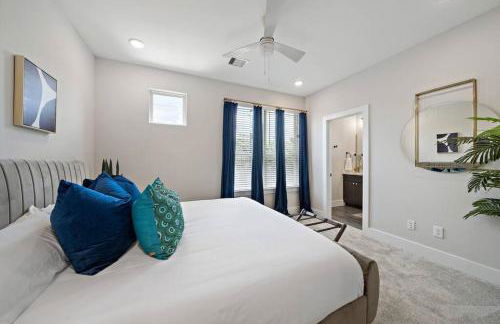 Black House - Downtown Elegance with HotTub and King Beds - Foto 34