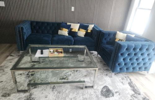 Shrewsbury King Suite | 100in TV + Shower - Foto 7