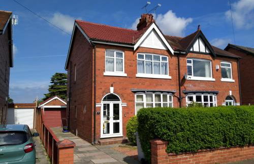 Moonlight House - sleeps 7, driveway, garden - Photo 37