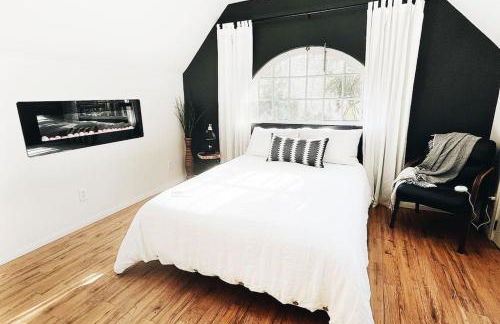 Wildland Loft Serene Mountain Retreat w Fireplace AC Fire Pit Hammock Outdoor Lounge Area Record Player Pets OK - Foto 1