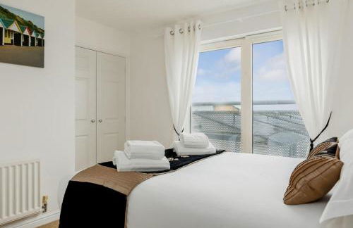 Ocean Breeze - Stunning Harbour Views from Private Balcony - Photo 17